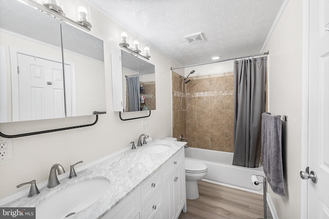 full bath with visible vents, a textured ceiling, wood finished floors, and a sink