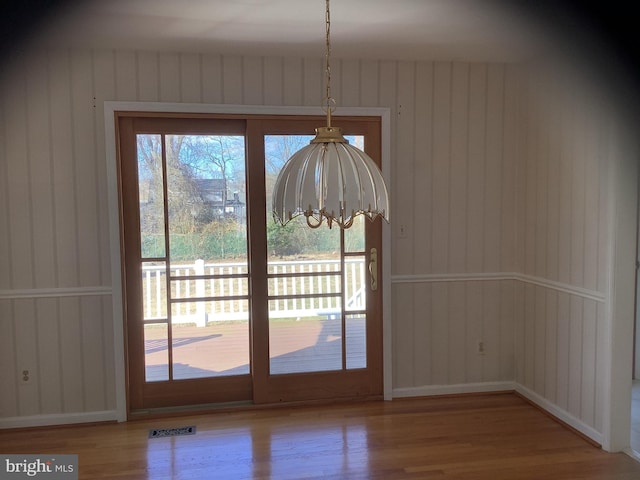 entryway featuring visible vents, a notable chandelier, and light wood finished floors