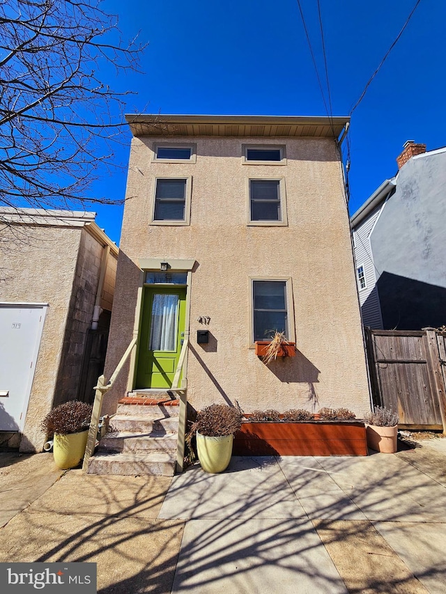 view of front facade with stucco siding