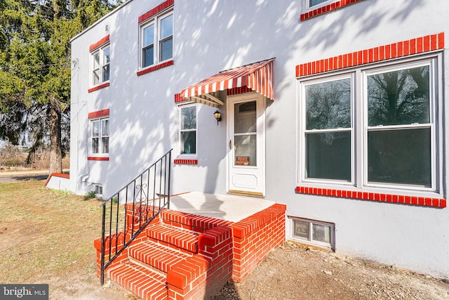 entrance to property with stucco siding