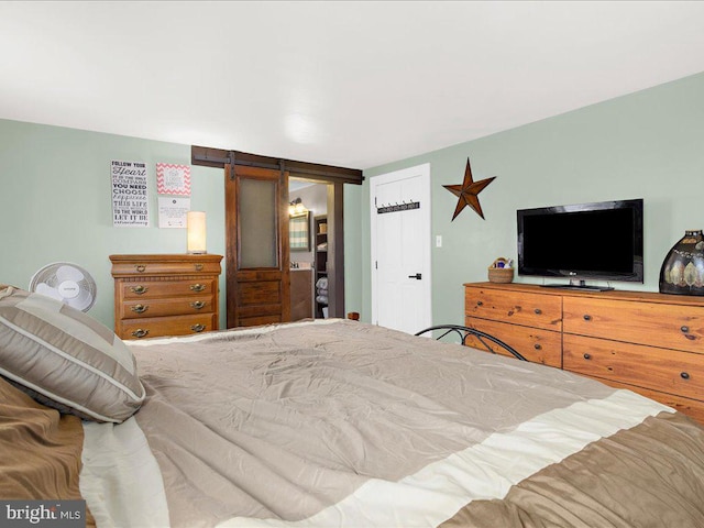 bedroom featuring a barn door