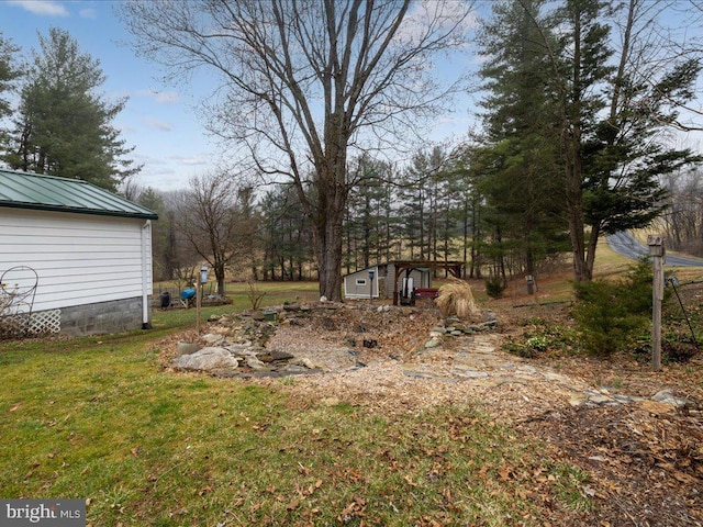 view of yard featuring an outdoor structure