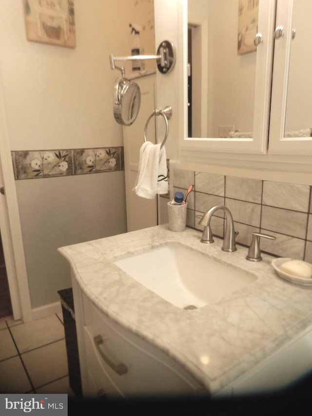 bathroom with backsplash and vanity