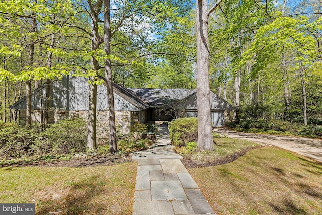 view of front of house with a front lawn