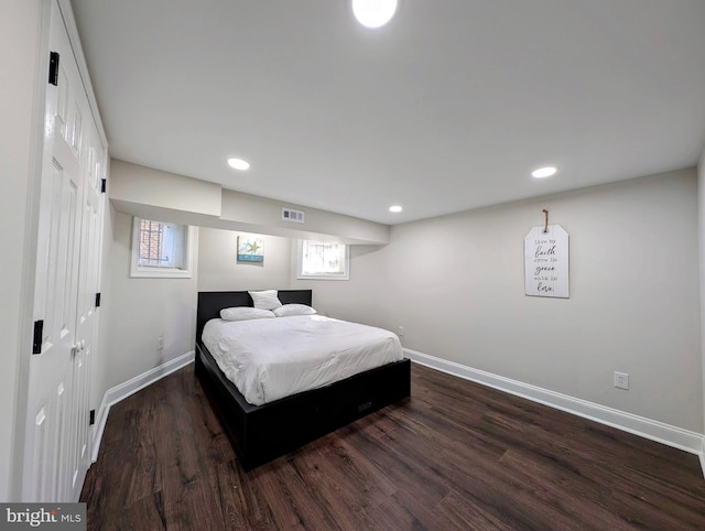 bedroom featuring dark wood-style floors, visible vents, recessed lighting, and baseboards