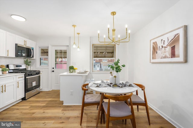 dining area with a notable chandelier, light wood-style floors, and baseboards