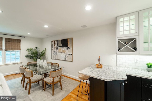 dining space featuring recessed lighting, baseboards, and light wood-style flooring