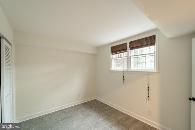 unfurnished bedroom featuring baseboards and a closet