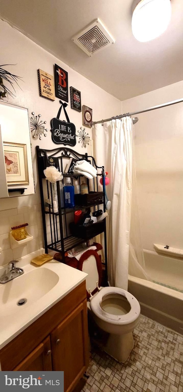 bathroom featuring vanity, shower / bathtub combination with curtain, visible vents, decorative backsplash, and toilet