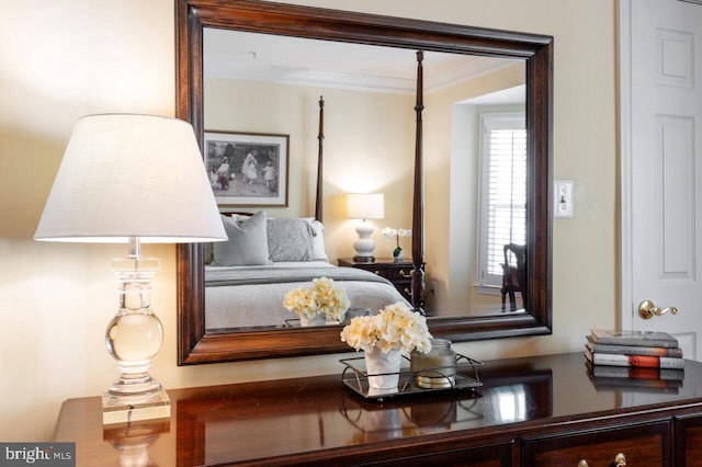 living area with ornamental molding
