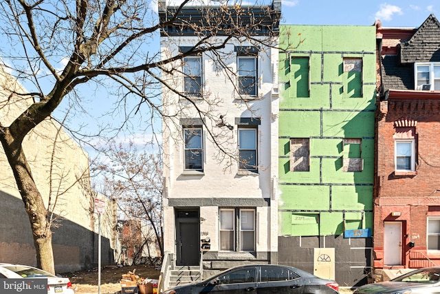 view of front facade featuring brick siding