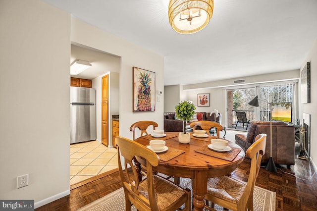 dining area featuring visible vents and baseboards