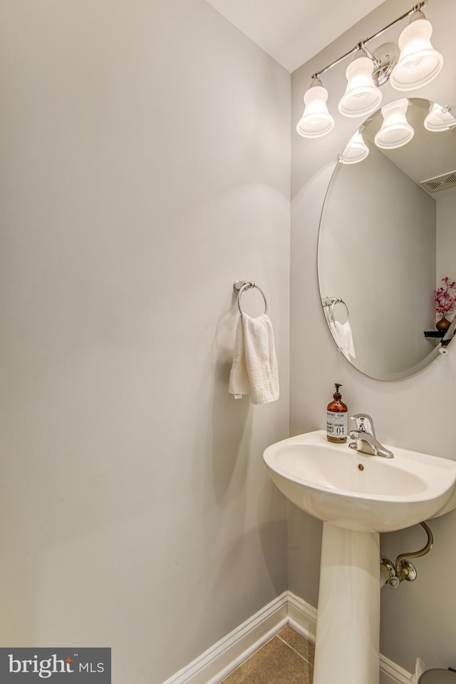 bathroom with visible vents and baseboards