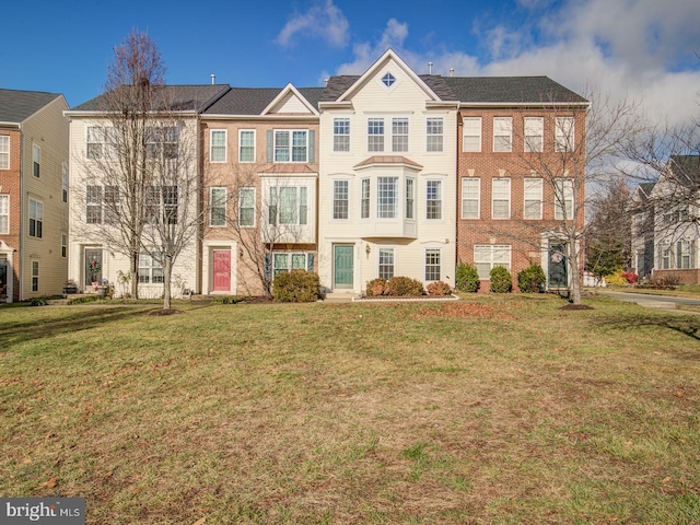 multi unit property featuring a front yard