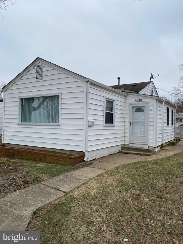 view of front facade featuring a front yard