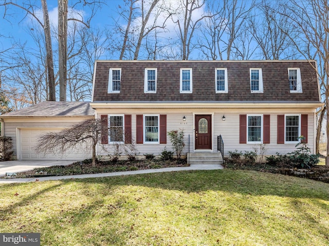 view of front of home featuring driveway, a front lawn, an attached garage, and a shingled roof