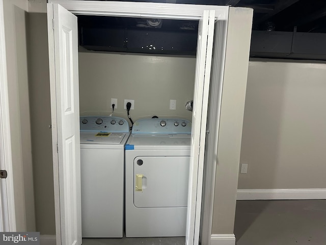 laundry area featuring laundry area, baseboards, and independent washer and dryer