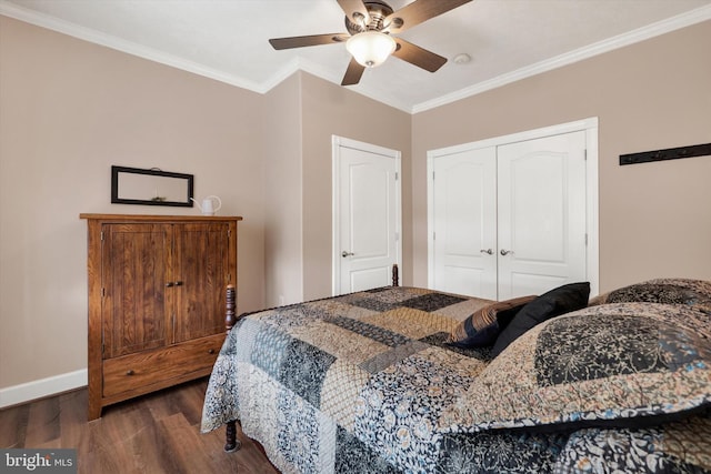 bedroom with ornamental molding, wood finished floors, a closet, baseboards, and ceiling fan