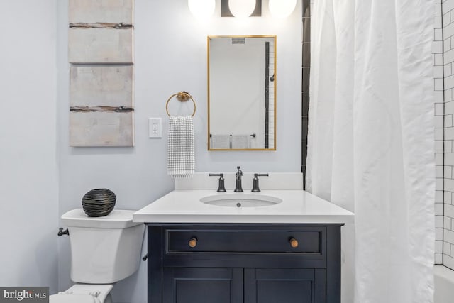 full bath featuring vanity, toilet, and a shower with curtain