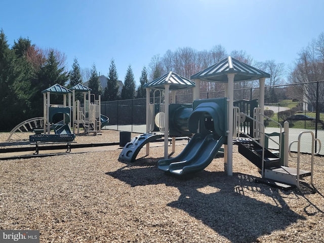 15200 Spotted Turtle Ct, Woodbridge, VA 22193 - community play area with fence