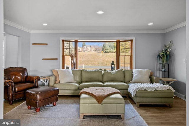 living room with recessed lighting, ornamental molding, baseboards, and wood finished floors