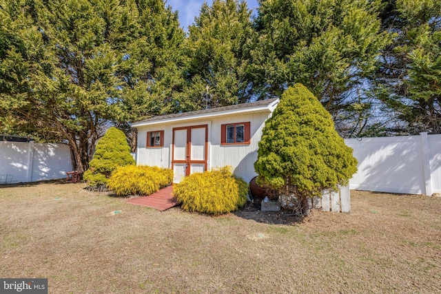 view of outbuilding with an outdoor structure and a fenced backyard