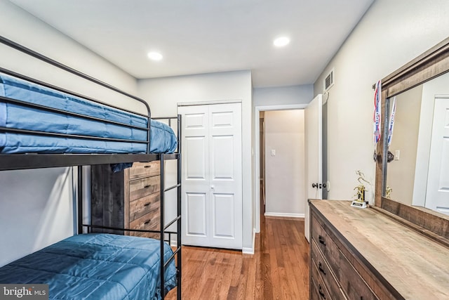 bedroom featuring recessed lighting, visible vents, baseboards, and wood finished floors