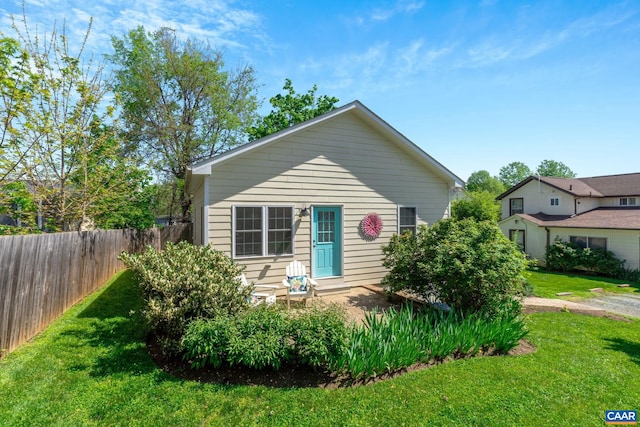 view of front of property featuring a front yard and fence