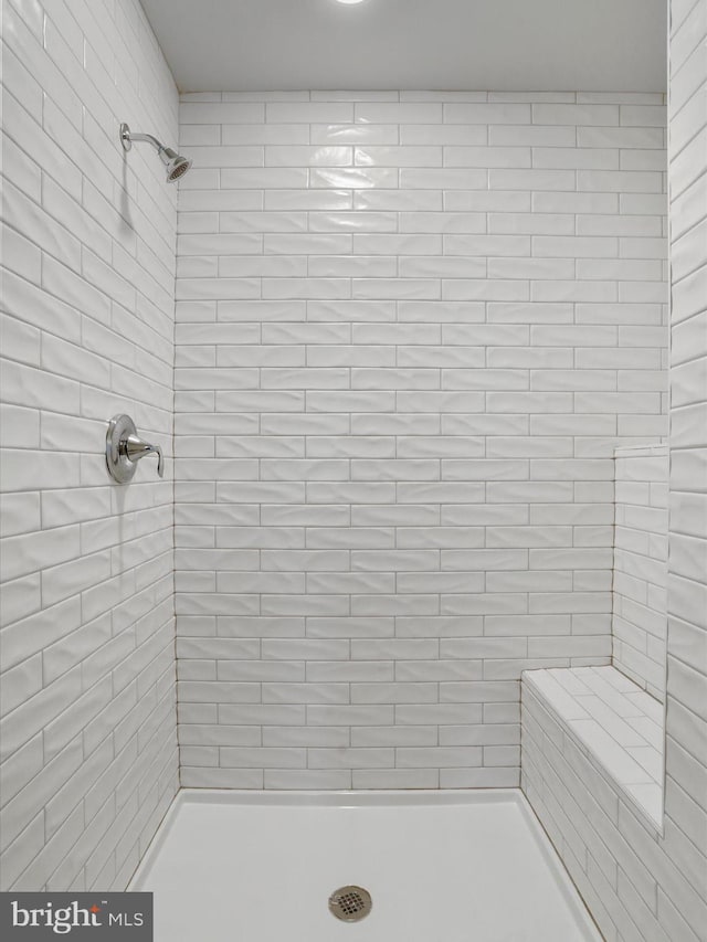 full bath featuring tiled shower