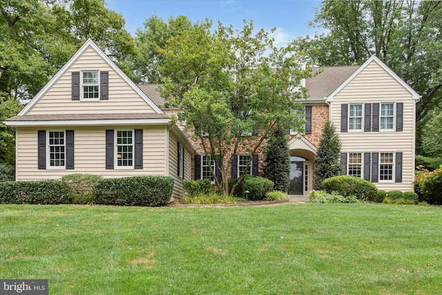 view of front of home featuring a front lawn