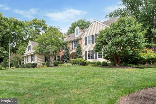 view of front of property with a front lawn