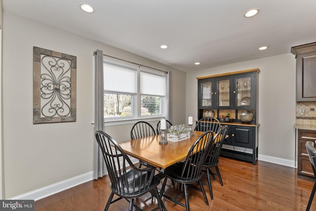 dining area with recessed lighting, dark wood-style floors, and baseboards