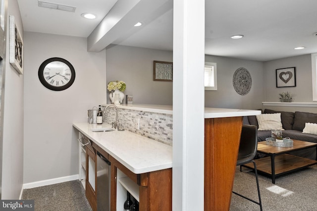 bar with tasteful backsplash, a sink, visible vents, baseboards, and recessed lighting