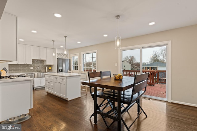 dining space featuring recessed lighting, dark wood-type flooring, and baseboards