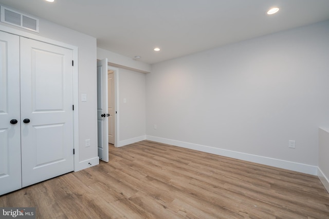 unfurnished bedroom featuring visible vents, baseboards, recessed lighting, light wood-style floors, and a closet