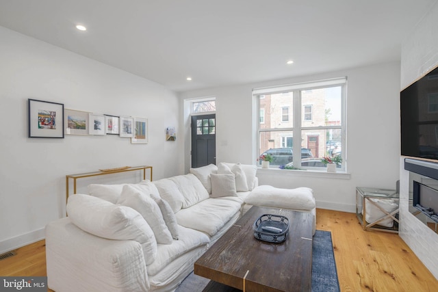 living room featuring visible vents, recessed lighting, wood finished floors, and baseboards