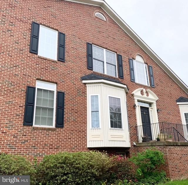 view of front facade featuring brick siding