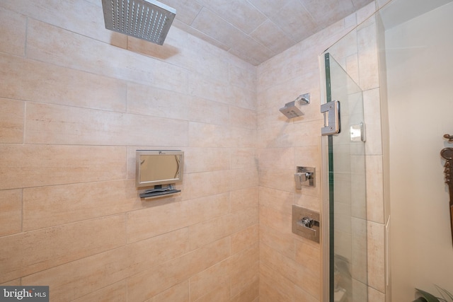 full bath with tiled shower