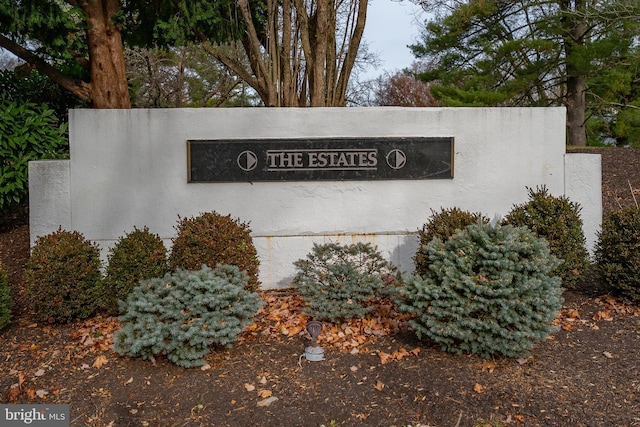 view of community / neighborhood sign