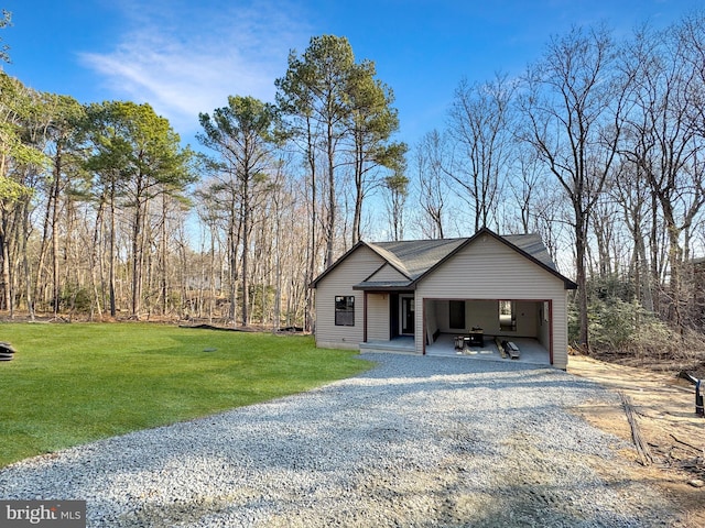 view of front of house featuring a carport, driveway, and a front yard