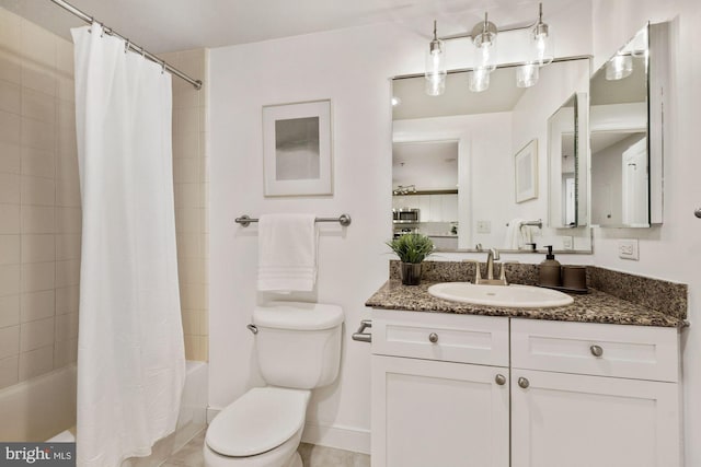 full bath featuring baseboards, shower / tub combo with curtain, vanity, and toilet