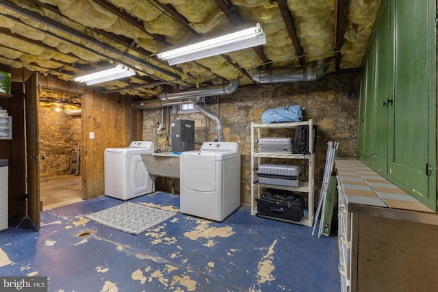 unfinished below grade area with a sink and washer and clothes dryer