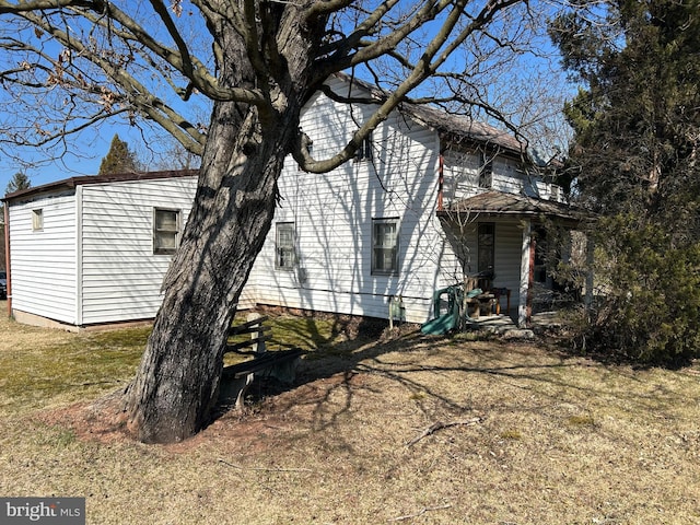 view of side of property featuring a yard