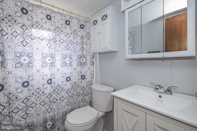 full bathroom featuring vanity, a shower with shower curtain, and toilet