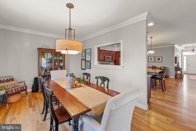 dining area featuring recessed lighting, light wood-type flooring, baseboards, and crown molding