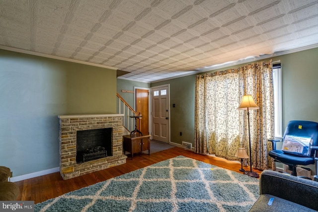 living area with a healthy amount of sunlight, crown molding, baseboards, and wood finished floors