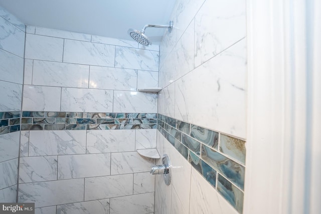 full bathroom featuring a tile shower