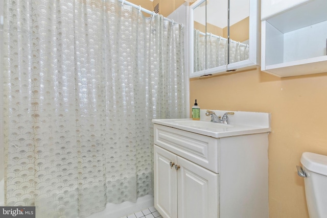 full bathroom featuring vanity, tile patterned floors, toilet, and shower / bathtub combination with curtain