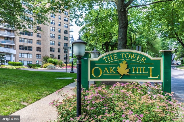 community sign with a lawn