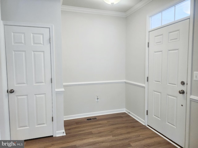 entryway with visible vents, dark wood-style flooring, baseboards, and ornamental molding